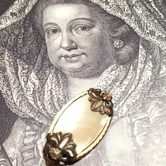 1800s Victorian Mother of Pearl Paste Stone Brooch - Picture 5 of 7